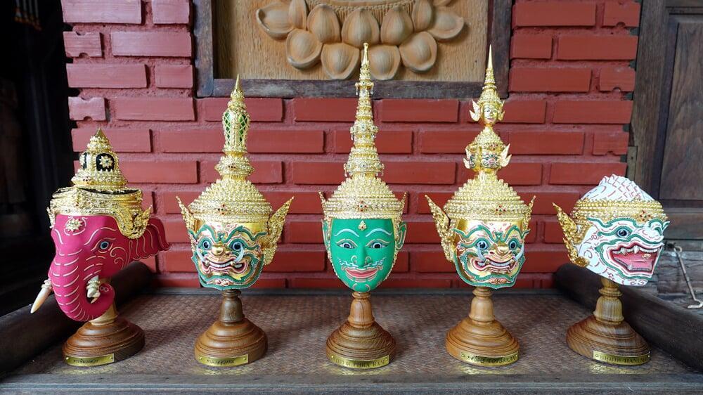Vente d'Art Traditionnel et d'Artisanat Thaï à Bangkok
